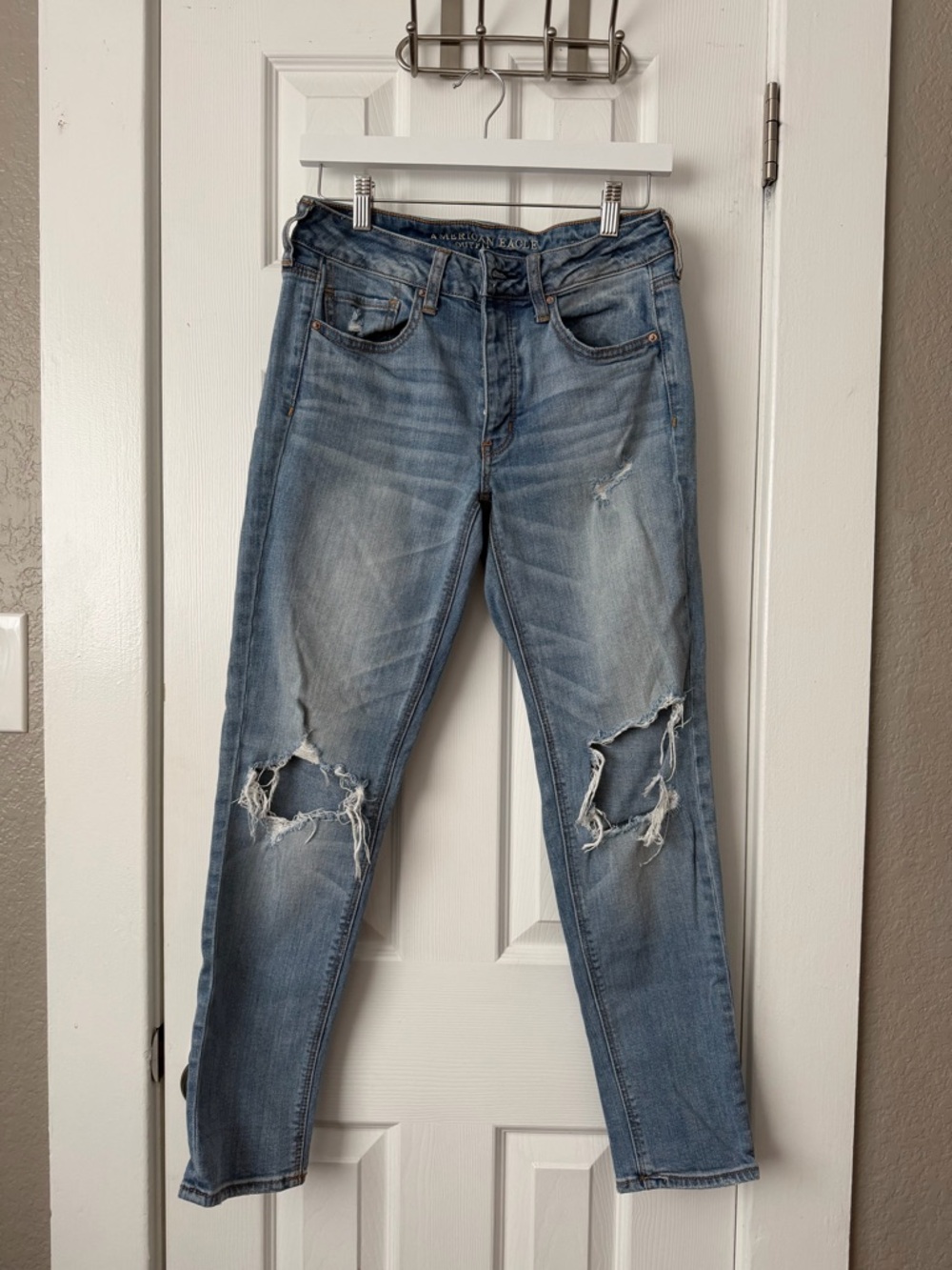 American Eagle outfitters TomGirl Distressed Light Wash Knee-Rip Jeans